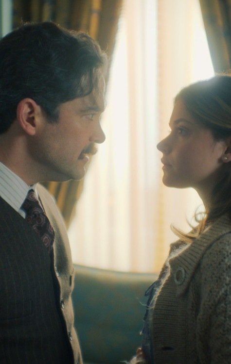 Alfonso Herrera e Nicole Wallace interpretam Esteban Trueba e Clara del Valle na ficção -  (crédito: Divulgação/Prime Video)