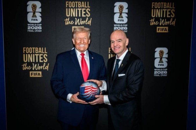 Donald Trump ao lado do presidente da Fifa, Gianni Infantino -  (crédito: Foto: Official White House Photo by Daniel Torok)