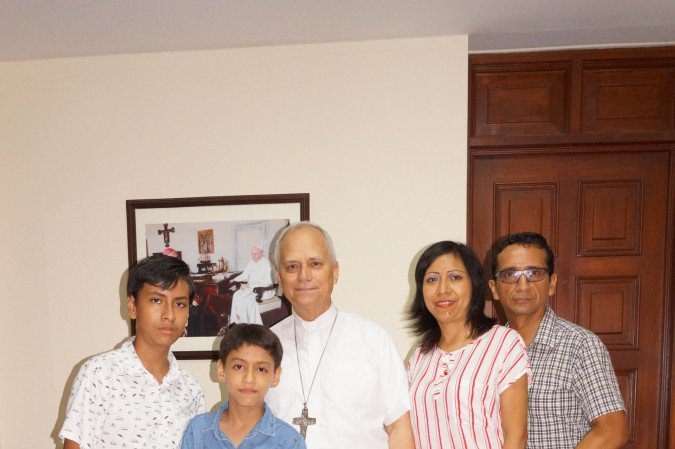 Zuly Castro Saavedra com o marido, os filhos e Robert Prevost, em Chiclayo 