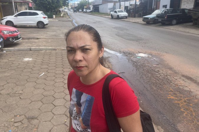 Esperando o ônibus para o trabalho, carros já jogaram a água de esgoto em Darci Cristina