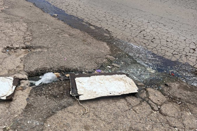 Esgoto também traz acúmulo de sujeira e risco de contaminação
