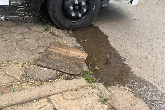 Há dois pontos que o esgoto sai e escorre pela rua
