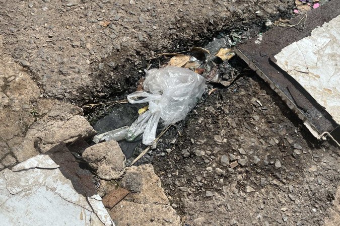 Esgoto também traz acúmulo de sujeira e risco de contaminação
