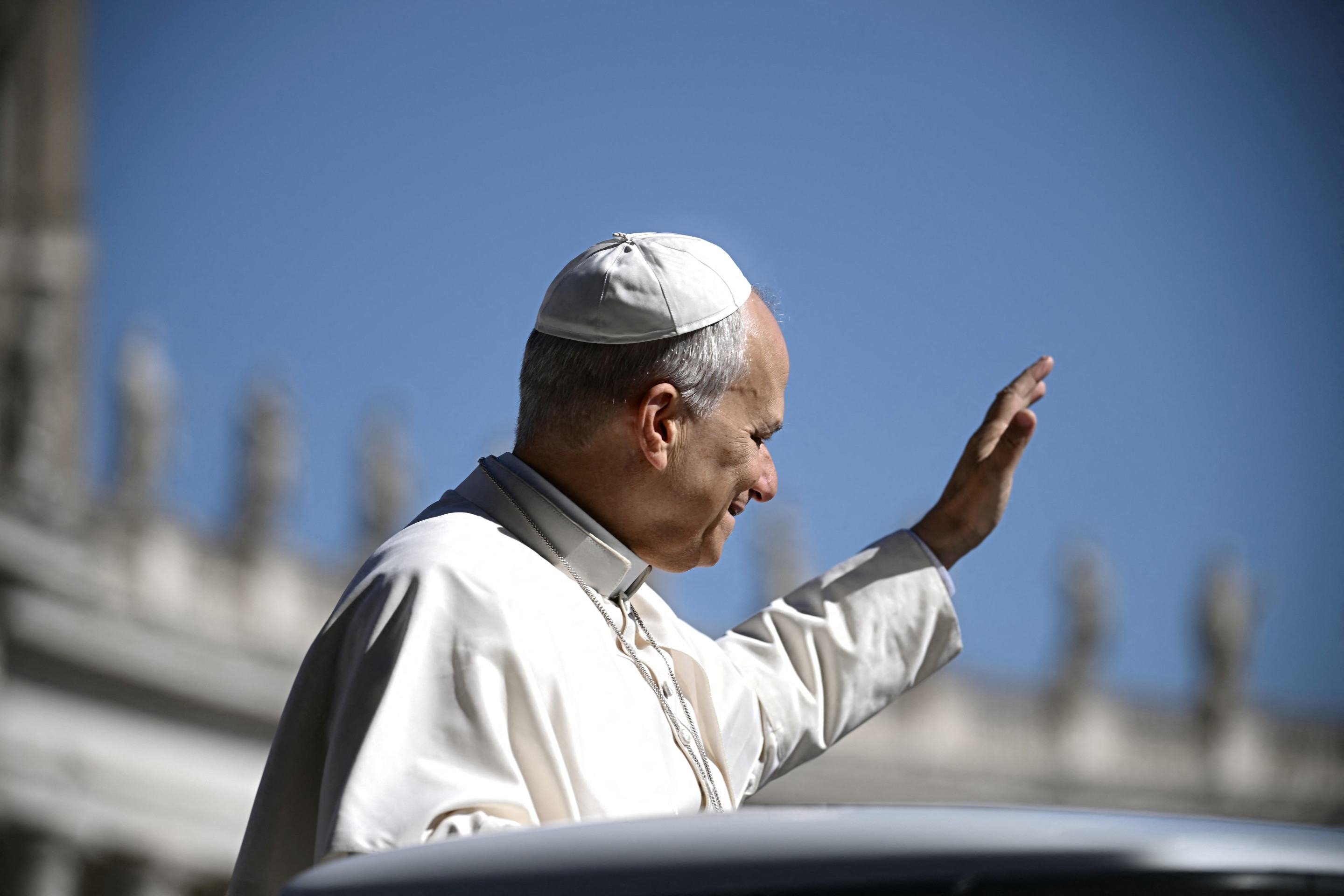 Papa Leão XVI acena a peregrinos ao chegar de papamóvel na Praça de São Pedro, na Cidade do Vaticano  -  (crédito: Filippo Monteforte/AFP)