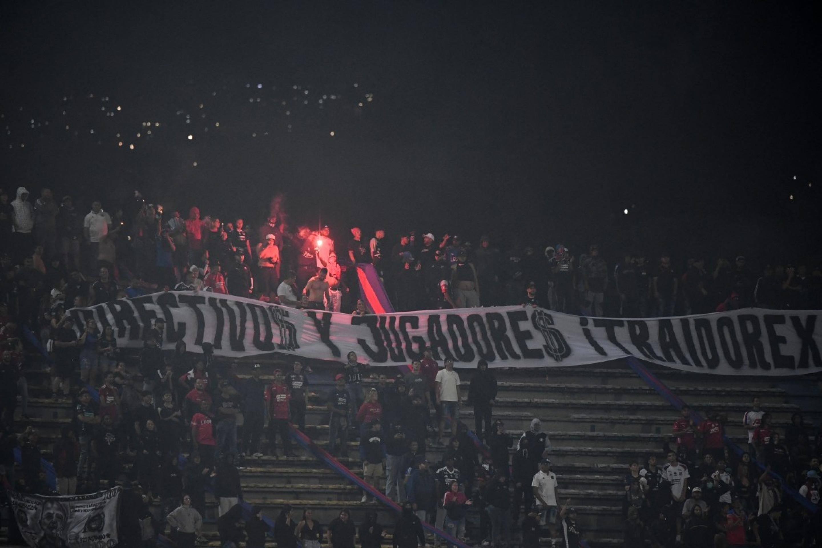 Confus&atilde;o da torcida no jogo entre Independiente Medell&iacute;n e Flamengo