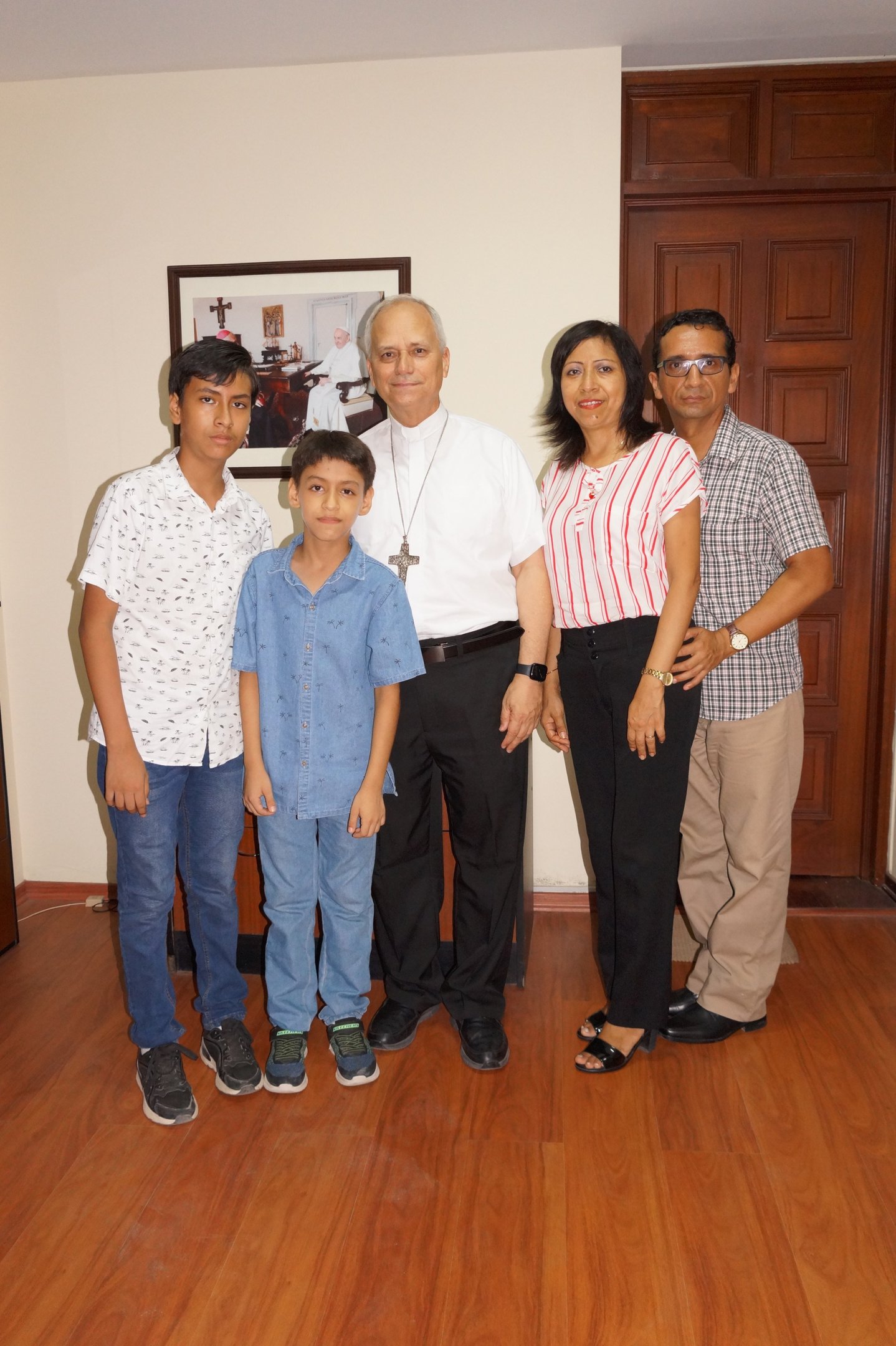 Zuly Castro Saavedra com o marido, os filhos e Robert Prevost, em Chiclayo 