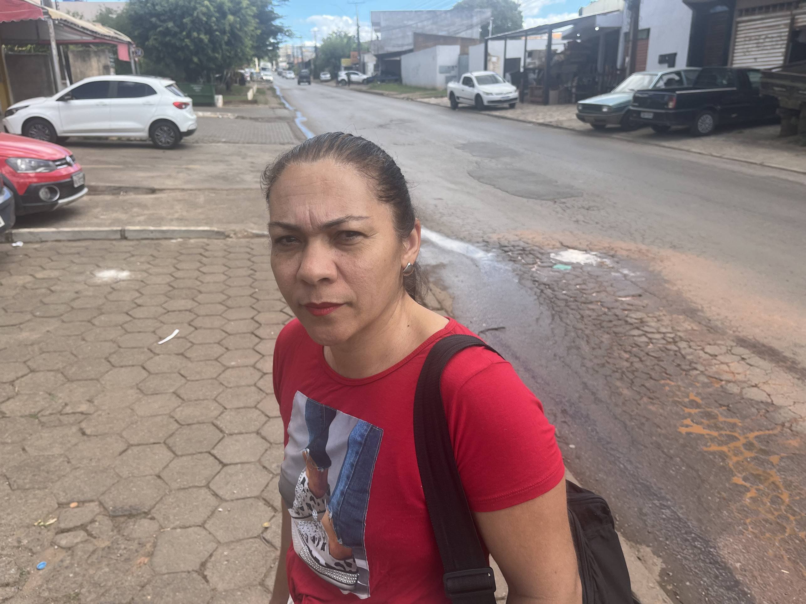 Esperando o &ocirc;nibus para o trabalho, carros j&aacute; jogaram a &aacute;gua de esgoto em Darci Cristina