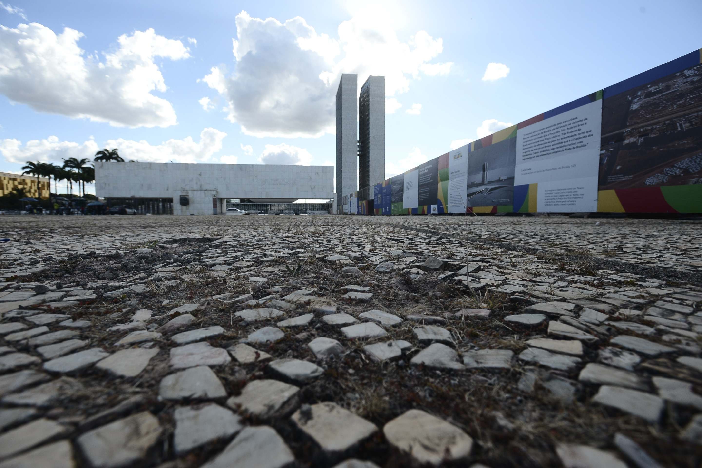 Restaura&ccedil;&atilde;o da Pra&ccedil;a dos Tr&ecirc;s Poderes: parte ainda n&atilde;o restaurada apresenta rachaduras, buracos, grama saindo e sujeira