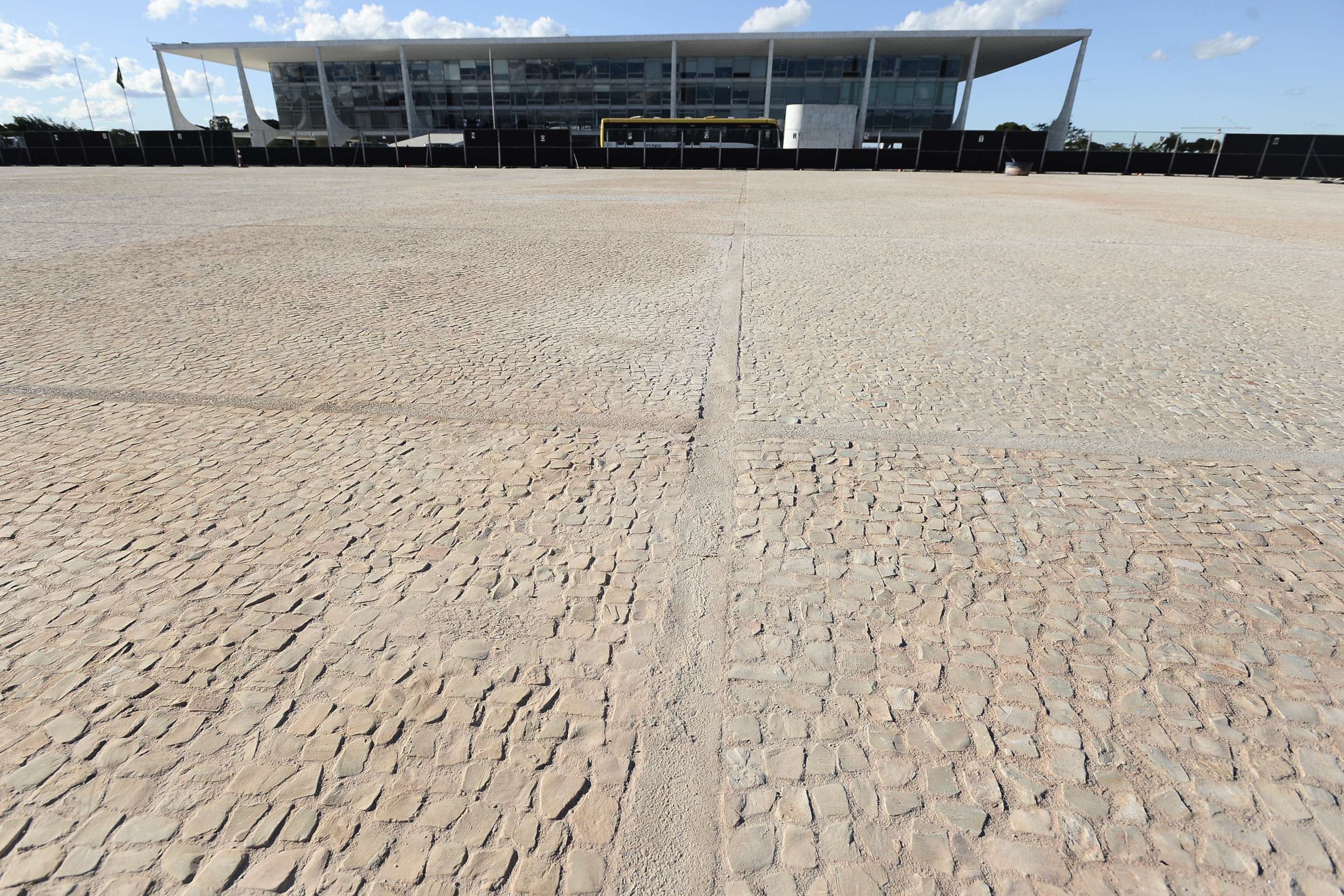 Restaura&ccedil;&atilde;o da Pra&ccedil;a dos Tr&ecirc;s Poderes: 20% da obra do piso restaurado foi conclu&iacute;da