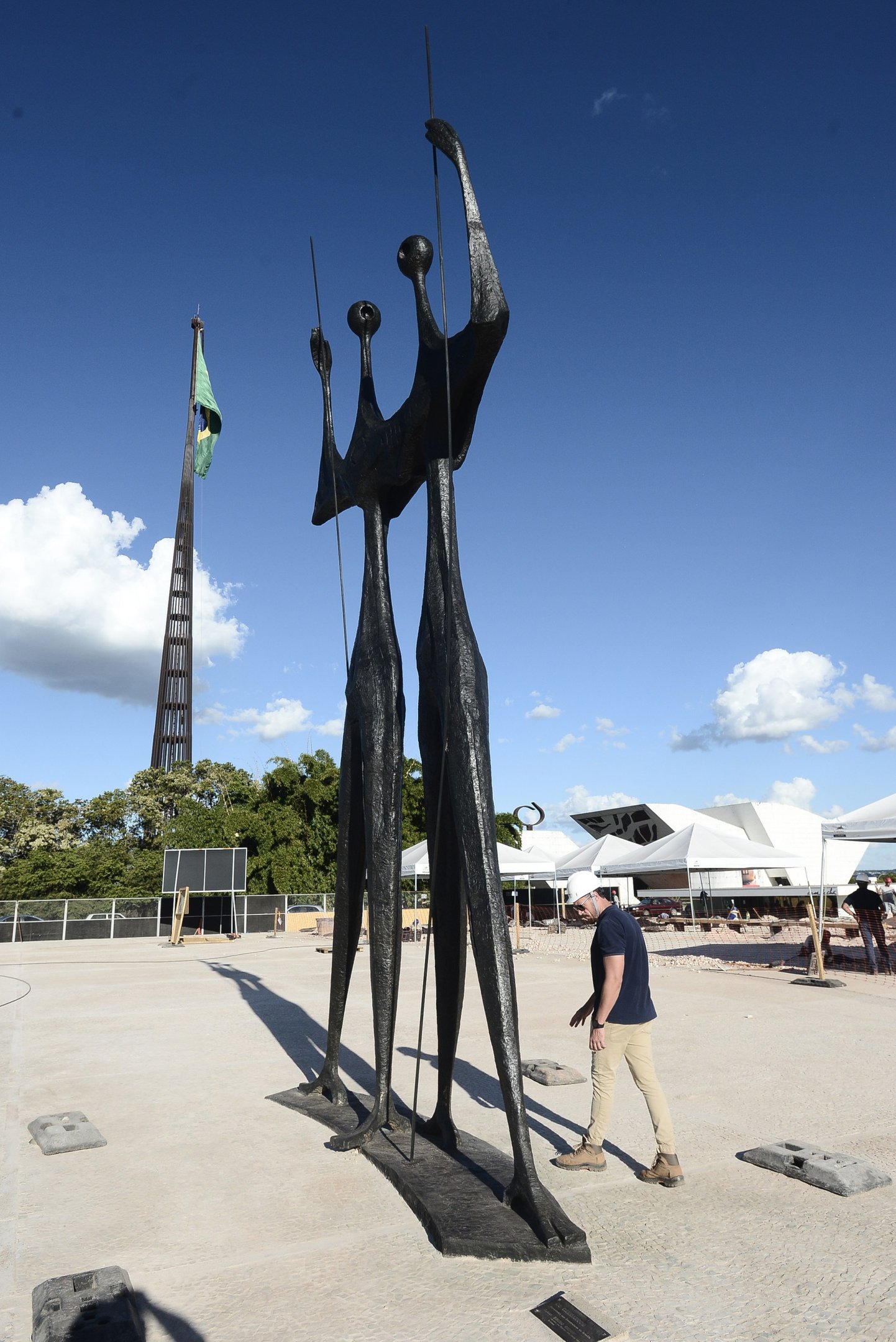 Restaura&ccedil;&atilde;o da Pra&ccedil;a dos Tr&ecirc;s Poderes: escultura Os Candangos foi a primeira a ser revitalizada