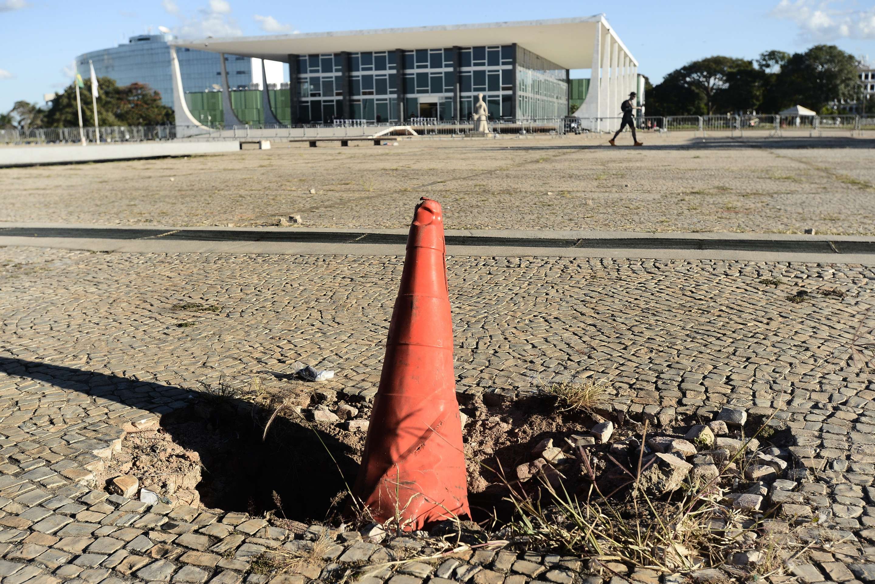 Restaura&ccedil;&atilde;o da Pra&ccedil;a dos Tr&ecirc;s Poderes: parte ainda n&atilde;o restaurada apresenta rachaduras, buracos &agrave; mostra e sujeira 