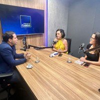 Jo&atilde;o Alberto Ribeiro Pinheiro, do Conselho de administra&ccedil;&atilde;o da Abrasel DF, e as jornalistas Adriana Bernardes (C) e Mariana Niedeauer  -  (crédito: Cassia André/CB/D.A Press)