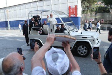 Pizzaiolo segura pizza e mostra para o líder católico, em Nápoles -  (crédito: Carlo Hermann/AFP)