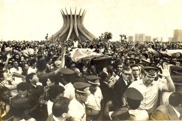 Mais de 300 mil pessoas foram dar o último adeus a JK em agosto de 1976 - (crédito: Gervasio Baptista/Divulgação) Mais de 300 mil pessoas foram dar o último adeus a JK em agosto de 1976 - (crédito: Gervasio Baptista/Divulgação)