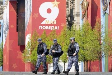 Yevgeny Popov, parlamentar russo, diz que tanques são necessários no campo de batalha e não na Praça Vermelha -  (crédito: BBC)