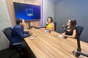 Jo&atilde;o Alberto Ribeiro Pinheiro, do Conselho de administra&ccedil;&atilde;o da Abrasel DF, e as jornalistas Adriana Bernardes (C) e Mariana Niedeauer  -  (crédito: Cassia André/CB/D.A Press)