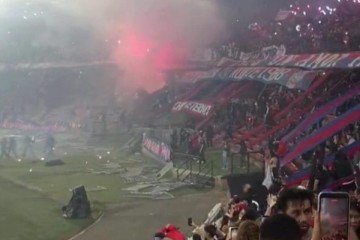 Torcida do Medellín faz protesto no Atanasio Girardot em partida contra o Flamengo -  (crédito: Foto: Reprodução)