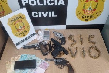 Armas, drogas, ve&iacute;culos e dinheiro foram apreendidos -  (crédito: Reprodu&ccedil;&atilde;o/PCDF)