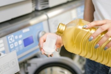 O número do lote pode ser encontrado na embalagem, geralmente na parte inferior do frasco, próximo à tampa ou abaixo do rótulo. A identificação costuma aparecer acompanhada das letras 'L' ou 'Lote'. -  (crédito:  Ekaterina Pereslavtseva)