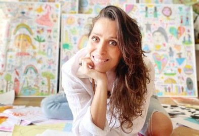 Juna transforma desenhos infantis em obras que eternizam a infância