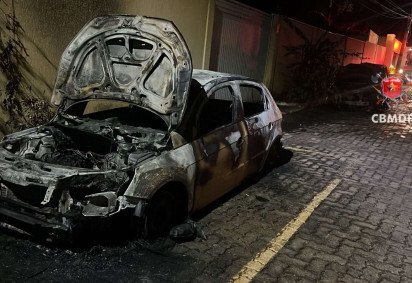 Bombeiros combatem incêndio em veículos em Arniqueiras -  (crédito: CBMDF/Divulgação) -Bombeiros combatem incêndio em veículos em Arniqueiras -  (crédito: CBMDF/Divulgação)