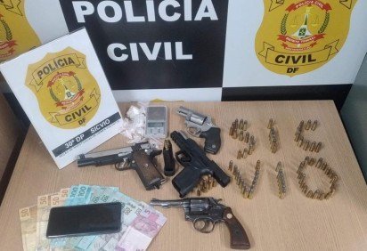 Armas, drogas, ve&iacute;culos e dinheiro foram apreendidos -  (crédito: Reprodu&ccedil;&atilde;o/PCDF) -Armas, drogas, ve&iacute;culos e dinheiro foram apreendidos -  (crédito: Reprodu&ccedil;&atilde;o/PCDF)