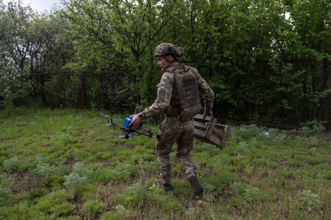 Soldado do mesmo batalhão prepara a decolagem de aparelho 