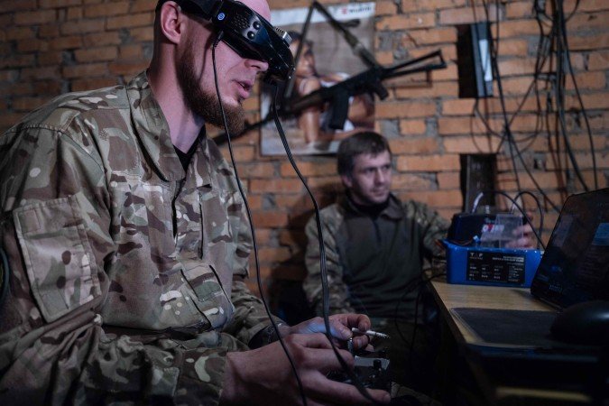 Militar ucraniano do batalhão Black Raven usa óculos de realidade virtual para 
operar drones FPV, em uma localização desconhecida