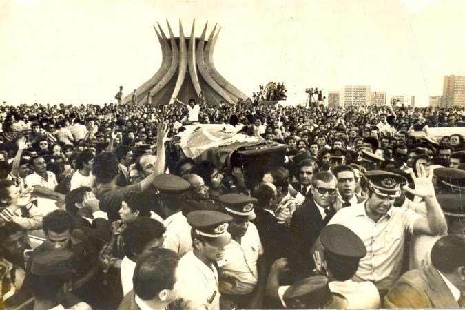Mais de 300 mil pessoas foram dar o último adeus a JK em agosto de 1976 - (crédito: Gervasio Baptista/Divulgação) Mais de 300 mil pessoas foram dar o último adeus a JK em agosto de 1976 - (crédito: Gervasio Baptista/Divulgação)