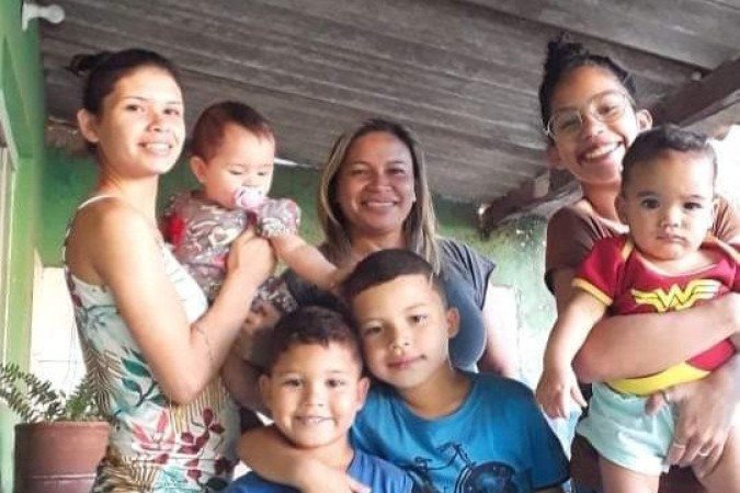 Deuzanira com os três filhos e os três netos: mãe solo