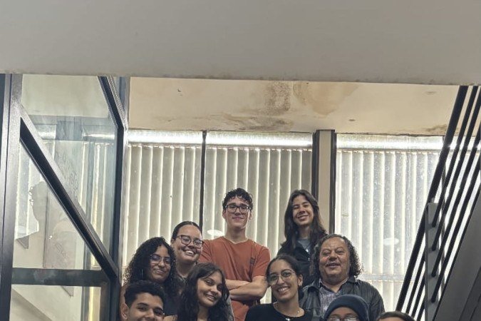 Terezinha (blusa azul-claro) com os colegas do curso de jornalismo
