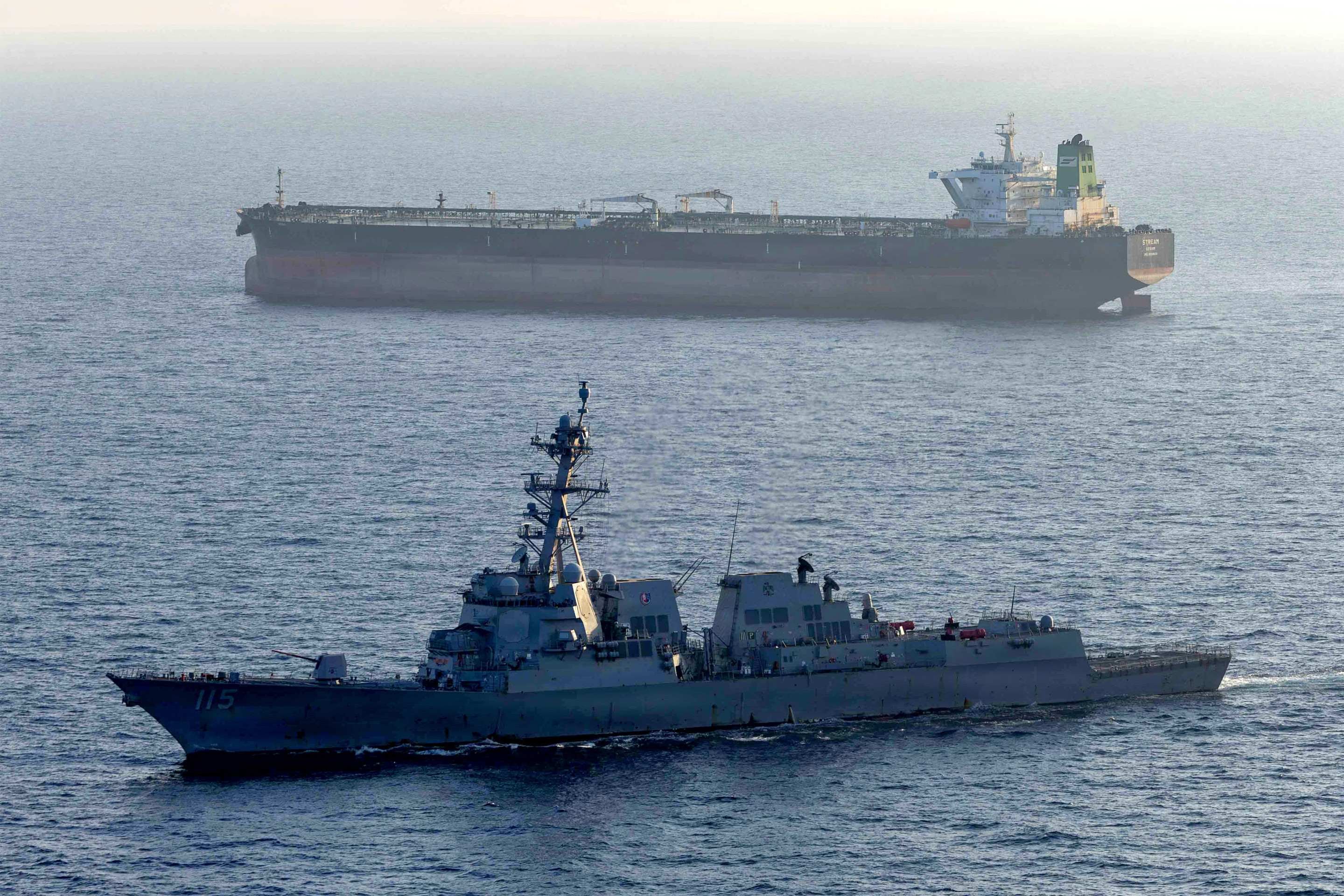 Destroier cerca petroleiro iraniano: bloqueio recíproco interdita a navegação e atravanca a diplomacia -  (crédito: US Navy/AFP)