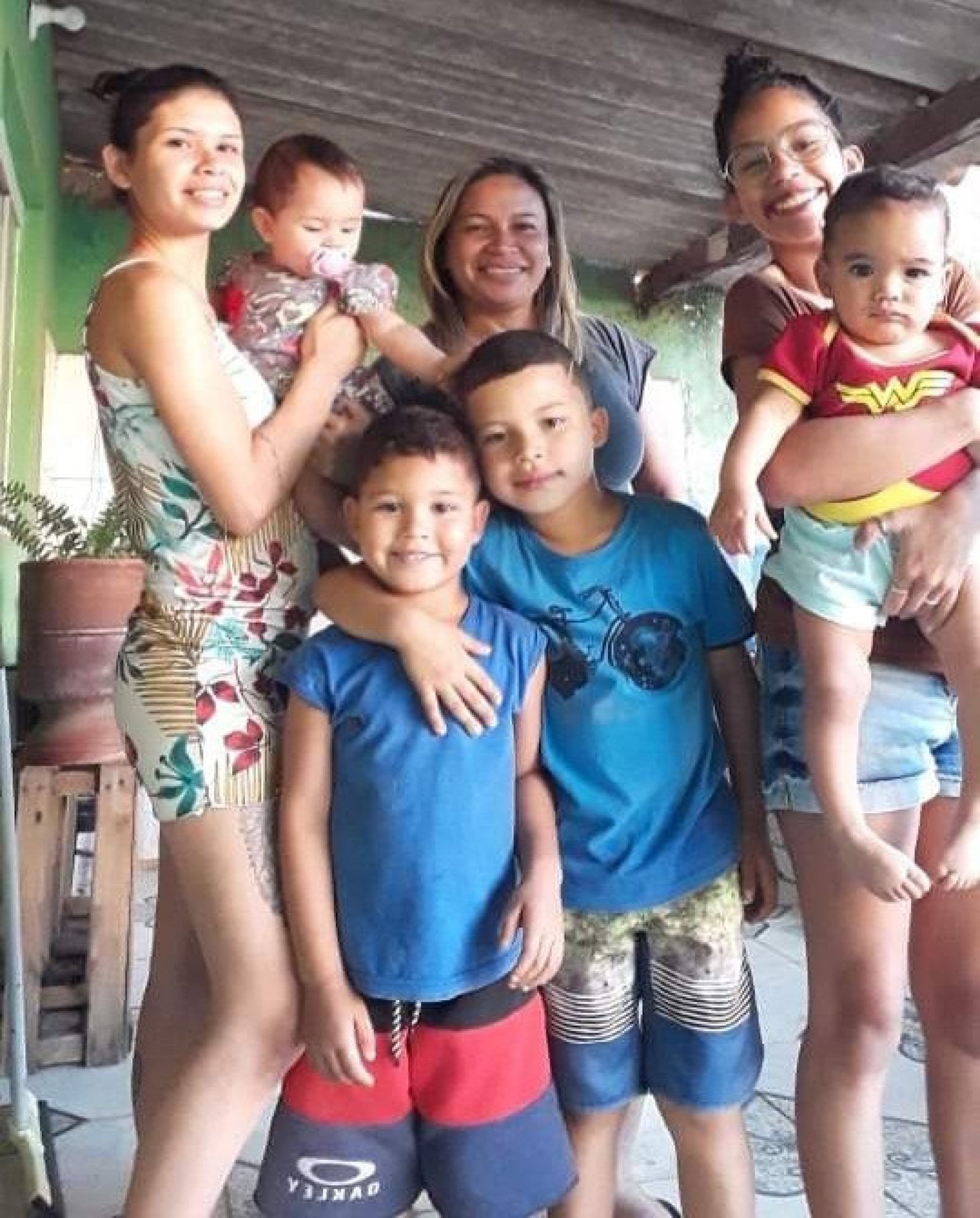 Deuzanira com os tr&ecirc;s filhos e tr&ecirc;s netos