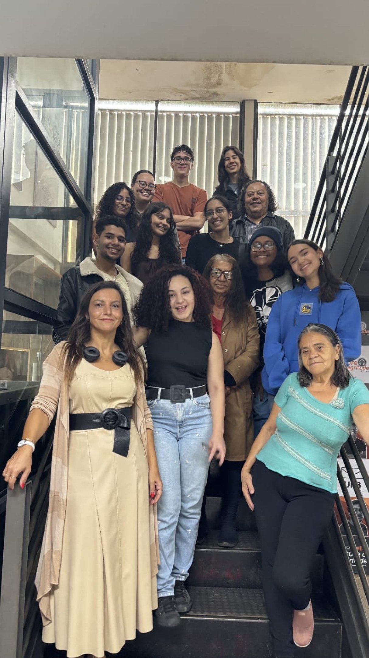 Terezinha (blusa azul-claro) com os colegas do curso de jornalismo