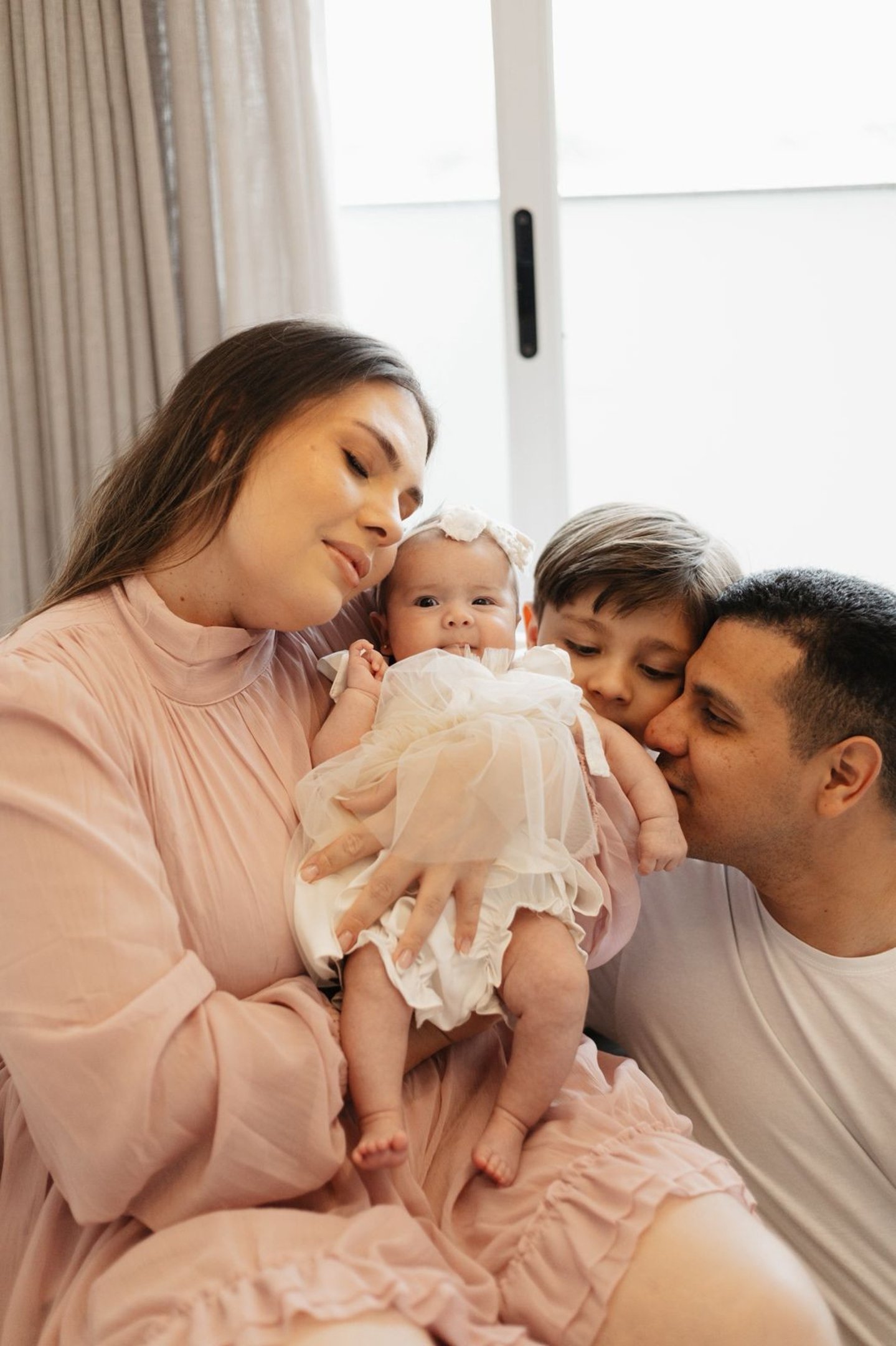 Danielle com os filhos Stella e Th&eacute;o e o marido Johnata Carlos