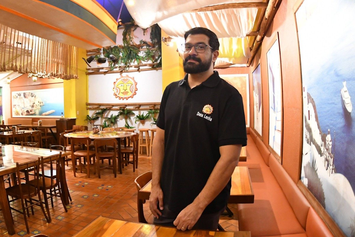Leonardo Oliveira, gerente do restaurante Dona Lenha, comenta que a procura por mesas reservadas aumentou
