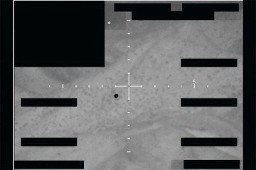 Uma vista da Lua durante a missão Apollo 12 em 1969, com um clarão não identificado destacado e ampliado -  (crédito: Departamento de Defesa dos EUA)