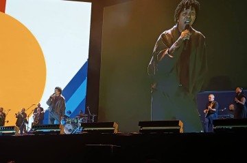 Consciente em cada movimento, Djavan abriu o show com a música Sina -  (crédito: João Pedro Alves/CB/D.A. Press)