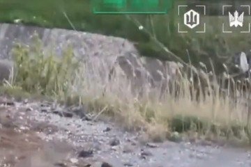 Soldado russo é detectado por drone e morto, na linha de frente, na Ucrânia: cenas rotineiras -  (crédito: X/Reprodução)