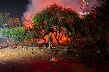 Incêndio destrói barraco em Samambaia e mobiliza Corpo de Bombeiros
 -  (crédito: Divulgação/CBMDF)
