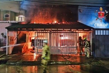 Incêndio destrói duas caminhonetes e atinge residência no Riacho Fundo II
 -  (crédito: CBMDF/Divulgação)