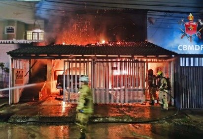 Inc&ecirc;ndio destr&oacute;i duas caminhonetes e atinge resid&ecirc;ncia no Riacho Fundo II
 -  (crédito: CBMDF/Divulga&ccedil;&atilde;o) -Inc&ecirc;ndio destr&oacute;i duas caminhonetes e atinge resid&ecirc;ncia no Riacho Fundo II
 -  (crédito: CBMDF/Divulga&ccedil;&atilde;o)