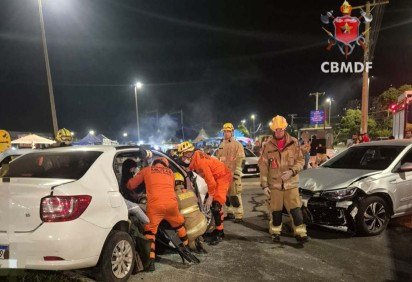 Colisão entre dois carros deixa duas mulheres feridas em Samambaia -  (crédito: CBMDF/Divulgação) -Colisão entre dois carros deixa duas mulheres feridas em Samambaia -  (crédito: CBMDF/Divulgação)