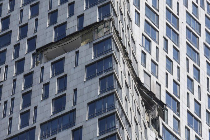 Dano em prédio residencial provocado por um ataque com um dos aparelhos em Moscou