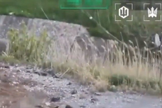 Soldado russo é detectado por drone e morto, na linha de frente, na Ucrânia: cenas rotineiras - (crédito: X/Reprodução) Soldado russo é detectado por drone e morto, na linha de frente, na Ucrânia: cenas rotineiras - (crédito: X/Reprodução)