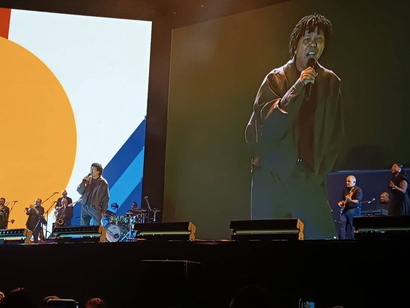 Consciente em cada movimento, Djavan abriu o show com a música Sina -  (crédito: João Pedro Alves/CB/D.A. Press)
