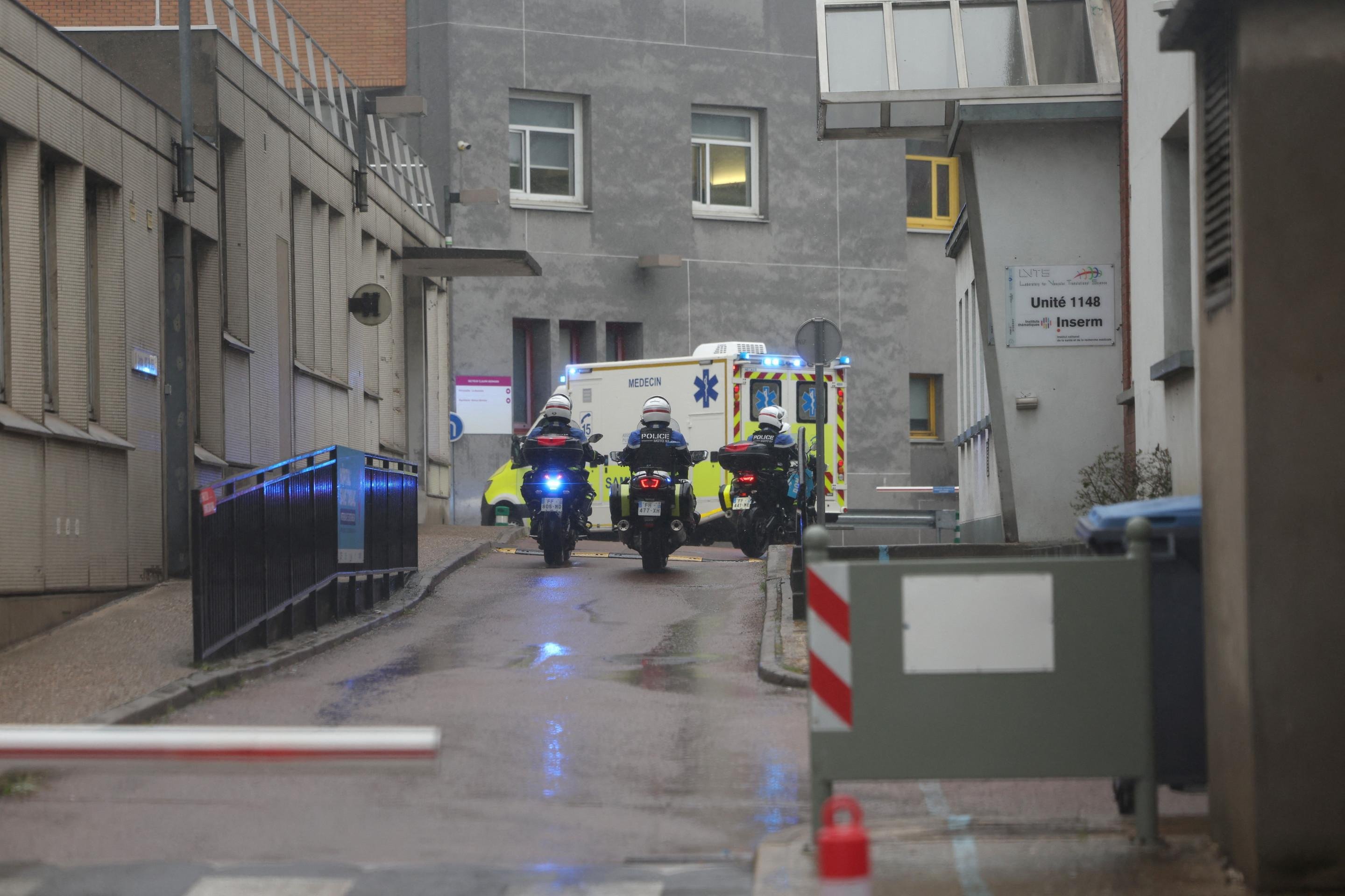 Ambul&acirc;ncias transportando passageiros franceses do MV Hondius, onde foi detectado um surto de hantav&iacute;rus, chegam ao hospital Bichat em Paris em 10 de maio de 2026      