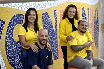 Denise e Solange Cianni ( loira ) com os filhos Thiago e Beto na Escola Canarinho da Asa Norte. -  (crédito: Carlos Vieira/CB/D.A Press)