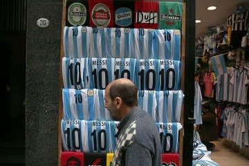 Muitos argentinos levam malas para fazer compras em shoppings do Chile -  (crédito: Getty Images)