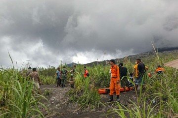 Uma foto divulgada em 8 de maio de 2026 pela Agência Nacional de Busca e Resgate da Indonésia (BASARNAS) mostra equipes de resgate de prontidão após a erupção do vulcão Monte Dukono, em Halmahera Norte, Maluku do Norte -  (crédito: HANDOUT / NATIONAL SEARCH AND RESCUE AGENCY (BASARNAS) / AFP)